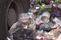 Кияни блокують проїзд сміттєвозів зі Львову