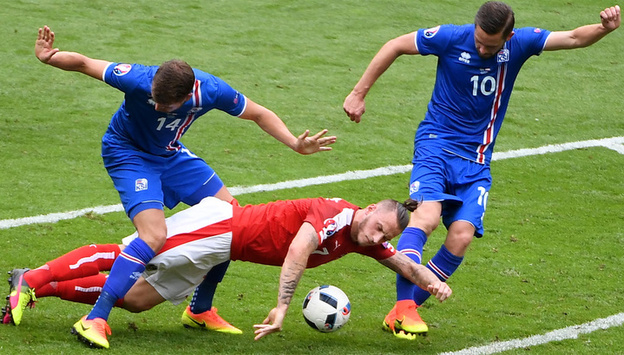 Коли твоя збірна прагне до перемоги: коментатор футбольного матчу верещав на всю Європу, коли Ісландія забила переможний гол