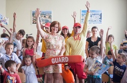 Пляжний патруль навчає школярів правилам безпеки на воді