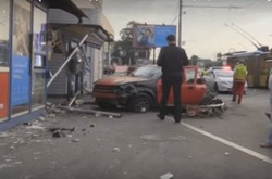 З'явилося страшне відео з легковиком, що вилетів у натовп на зупинці у Києві