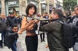 В Лондоне арестовали художницу, предлагавшую прохожим гладить ее грудь