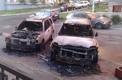 Вночі в столиці спалили два дорогих позашляховики