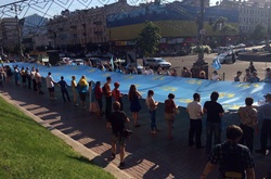 Сорокаметровий кримськотатарський прапор розгорнули у центрі Києва