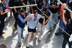 У Стамбулі поліція розігнала марш ЛГБТ: затримано депутата німецького парламенту