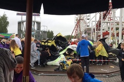 У Шотландії в парку атракціонів вагонетки з пасажирами впали з 20-метрової висоти: постраждали десять чоловік