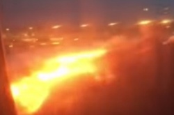 Пасажир літака, який здійснив екстрену посадку, зняв палаюче крило