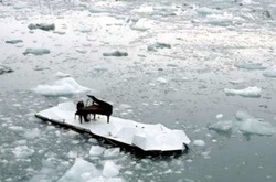 Итальянский пианист дал концерт на льдине в Северном Ледовитом океане 