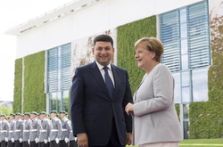 Меркель пообіцяла Гройсману кредити Україні