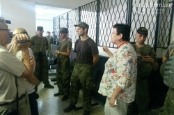 У суді Маріуполя сталися сутички під час слухання справи про вбивство СБУшника