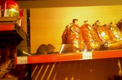 У столичному супермаркеті щурі бігають по полицях