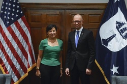 Яценюк у Вашингтоні зустрівся з міністрами торгівлі та фінансів США