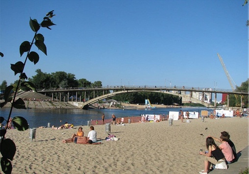 У Гідропарку школярка впала з мосту у Дніпро