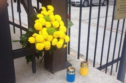 Біля посольства Туреччини в Києві з'явились перші квіти