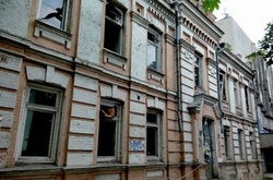 На Лук'янівці в напівзруйнованому будинку продовжують жити люди