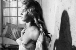 От корсетов до тонких полосочек: как изменилось нижнее белье за 100 лет