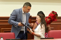 Кличко вручив Ніні Матвієнко відзнаку про присвоєння звання «Почесний громадянин Києва»