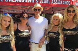 Брэд Питт в компании моделей побывал на мото шоу в Калифорнии