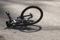 У центрі Києва велосипедист наїхав на позашляховик