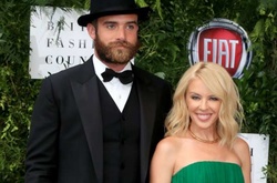 Кайли Миноуг вместе с женихом наслаждается райским отдыхом в Греции