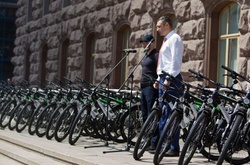 Кличко передав 100 велосипедів патрульній поліції Києва