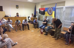 Активісти, які захищають «айдарівця» Батю провели ніч в забарикадованому Печерському суді