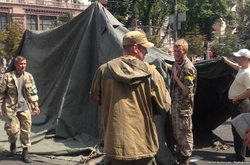 Прихильники арештованого «айдарівця» таки встановили намет на Хрещатику