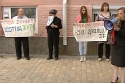 У столиці родичі загиблої у ДТП дівчини вимагають чесного суду