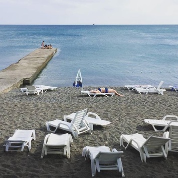 Курортний сезон у розпалі: пляжі окупованого Криму порожні