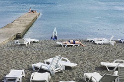 Курортний сезон у розпалі: пляжі окупованого Криму порожні