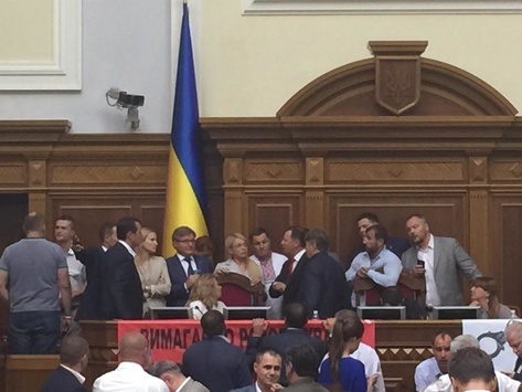 У БПП вирішили, що блокування трибуни Тимошенко і Ляшком незаконно