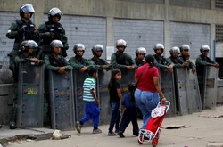 Сотні жінок з Венесуели прорвалися до Колумбії за їжею