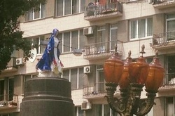 У центрі Києва Ленін «перетворився» на Білосніжку