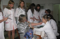 В Україні є медуніверситети, де половина інтернів не склали іспит