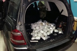 На кордоні з Росією затримано «Мерседес», запакований наркотиками 