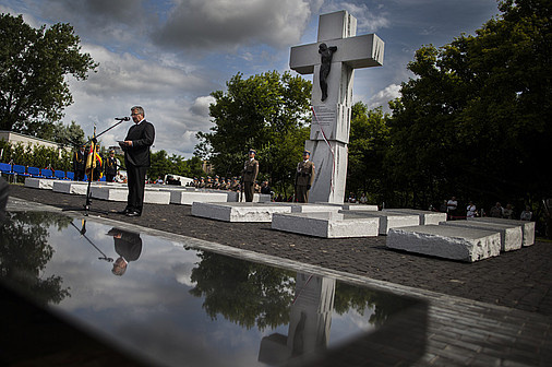 Порошенко у Варшаві відвідає пам’ятник жертвам Волинської трагедії