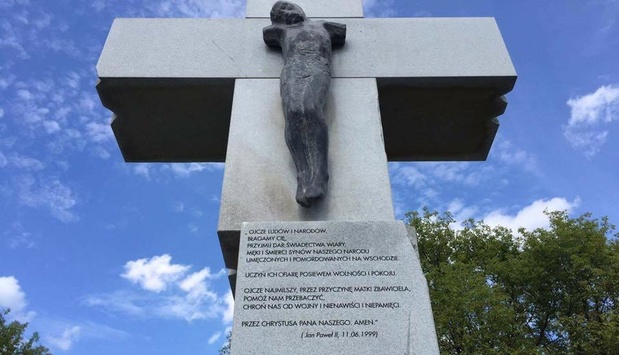 Порошенко на колінах вшанував пам’ять жертв Волинської трагедії