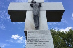 Порошенко на колінах вшанував пам’ять жертв Волинської трагедії