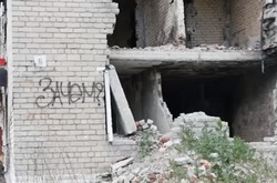 Переселенці повертаються до своїх зруйнованих будинків на лінії розмежування