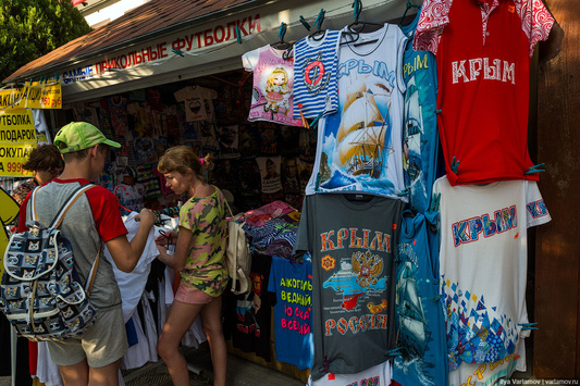 В окупованому Криму впав попит на футболки з Путіним