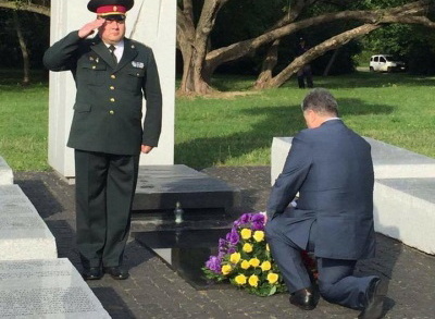 Дуді сподобалося, як Порошенко став на коліна, вшановуючи пам’ять жертв Волинської трагедії