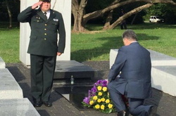 Дуді сподобалося, як Порошенко став на коліна, вшановуючи пам’ять жертв Волинської трагедії