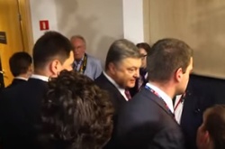 Порошенко різко відповів російським журналістам на саміті НАТО