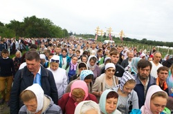 Московська церква веде на Київ колони в оточенні людей в камуфляжі