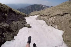 Шокирующий спуск с горного склона с парашютом запечатлели от первого лица