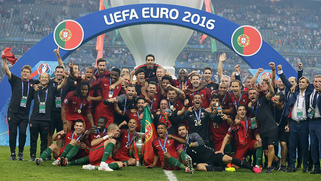 Португалія святкує перемогу своєї збірної на Євро-2016