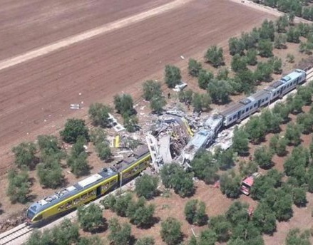 На півдні Італії зіткнулися пасажирські потяги, є загиблі та поранені
