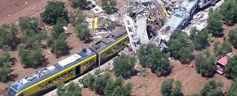 Унаслідок зіткнення потягів в Італії кілька вагонів практично знищені