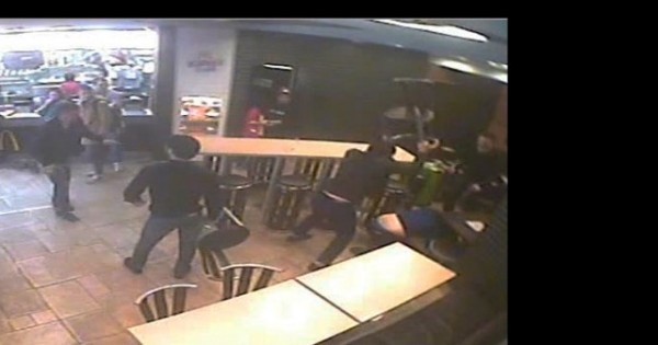 Росіяни ледь не повбивали один одного через гамбургер у МакДональдсі