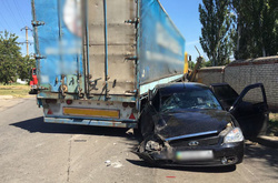 На Донеччині вантажівка зім’яла дві легкові автівки