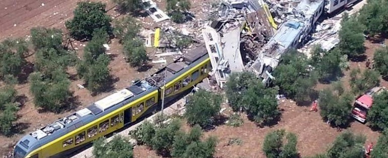 Прем’єр Італії відвідав місце аварії потягів і розпорядився терміново розпочати розслідування